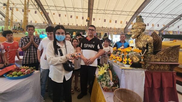 เจ้าของโรงงานหมู ถวายเนื้อหมู 3,000 กิโลกรัม วัดดังนครปฐม หลังธุรกิจปัง กำไรงาม เชื่อบารมีองค์บรมครูพ่อปู่ฤาษี แห่ส่องเลขเด็ด เขย่าลูกปิงปองได้ 3 ตัว