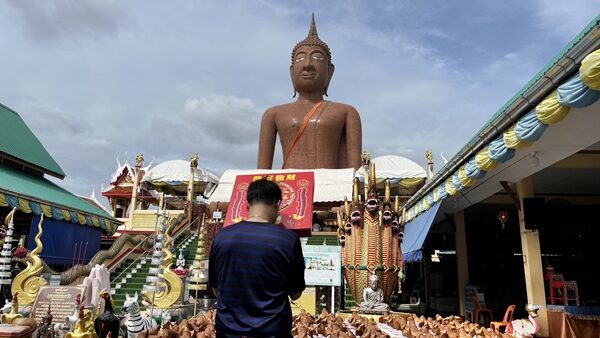 ขอเมียได้เมีย ขอลูกได้ลูก พนักงานหนุ่ม พาภรรยาอุ้มลูก นำหัวหมู 99 หัว ไขไก่ 100 ฟอง ผลไม้ 9 ชนิด แก้บน หลวงพ่อสมหวัง วัดดังนครปฐม ส่องเลขเด็ดหางประทัด