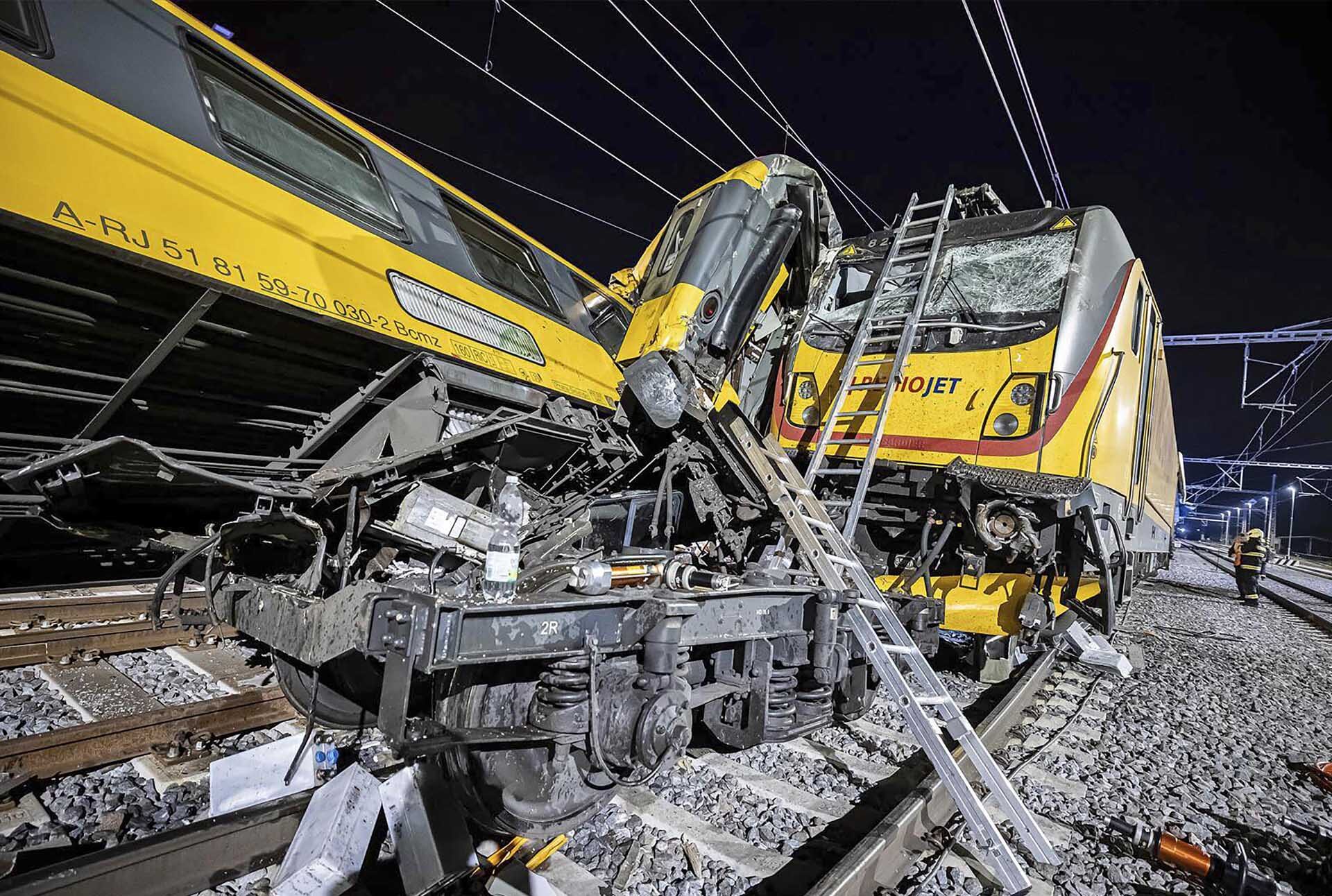 รถไฟโดยสาร “ชนยับ” รถไฟขนส่งสารเคมี เช็กสลดดับแล้ว 4 ศพ-บาดเจ็บอื้อ