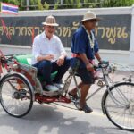 ‘เศรษฐา’ นั่งสามล้อถีบ ชาวลำพูนแห่ส่องทะเบียน หลังหวยออกติดกัน2งวด เล็งเสี่ยงโชค