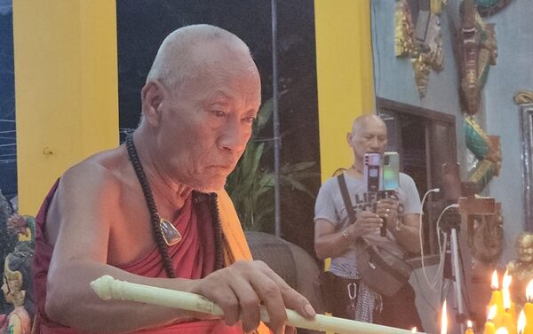 หลวงพ่อแป๊ะ เกจิดัง ทำพิธีจุดเทียน 6 เดือน 6 ชาวบ้านแห่ร่วมพิธีแน่นวัดดังนครปฐม อาบน้ำมนต์เสริมดวง ส่องเลขเด็ด อ่างน้ำมนต์ ลอยเด่นเห็นชัด