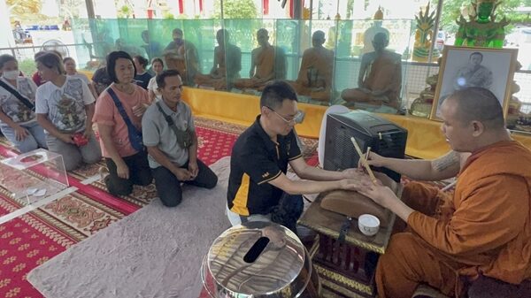 ชาวบ้านกว่า 2 พันคน แห่อาบน้ำมนต์ เจิมหน้าเจิมมือ พระอาจารย์ วัดดัง ขอโชคลาภปู่เสือ หลังสาวถูกรางวัลที่ 1 เผย หวังดวงเฮง ถูกรางวัลที่ 1 เป็นคนที่ 9 ของวัด