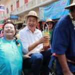 ‘เศรษฐา’ นั่งสามล้อถีบ ชาวลำพูนแห่ส่องทะเบียน หลังหวยออกติดกัน2งวด เล็งเสี่ยงโชค