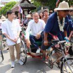‘เศรษฐา’ นั่งสามล้อถีบ ชาวลำพูนแห่ส่องทะเบียน หลังหวยออกติดกัน2งวด เล็งเสี่ยงโชค