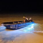 เรือประมง ล่มกลางร่องน้ำ ปากคลองบางละมุง เกาะถังน้ำมันรอด 1 อีก 1 ยังไม่รู้ชะตากรรม