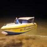 เรือประมง ล่มกลางร่องน้ำ ปากคลองบางละมุง เกาะถังน้ำมันรอด 1 อีก 1 ยังไม่รู้ชะตากรรม