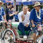 ‘เศรษฐา’ นั่งสามล้อถีบ ชาวลำพูนแห่ส่องทะเบียน หลังหวยออกติดกัน2งวด เล็งเสี่ยงโชค
