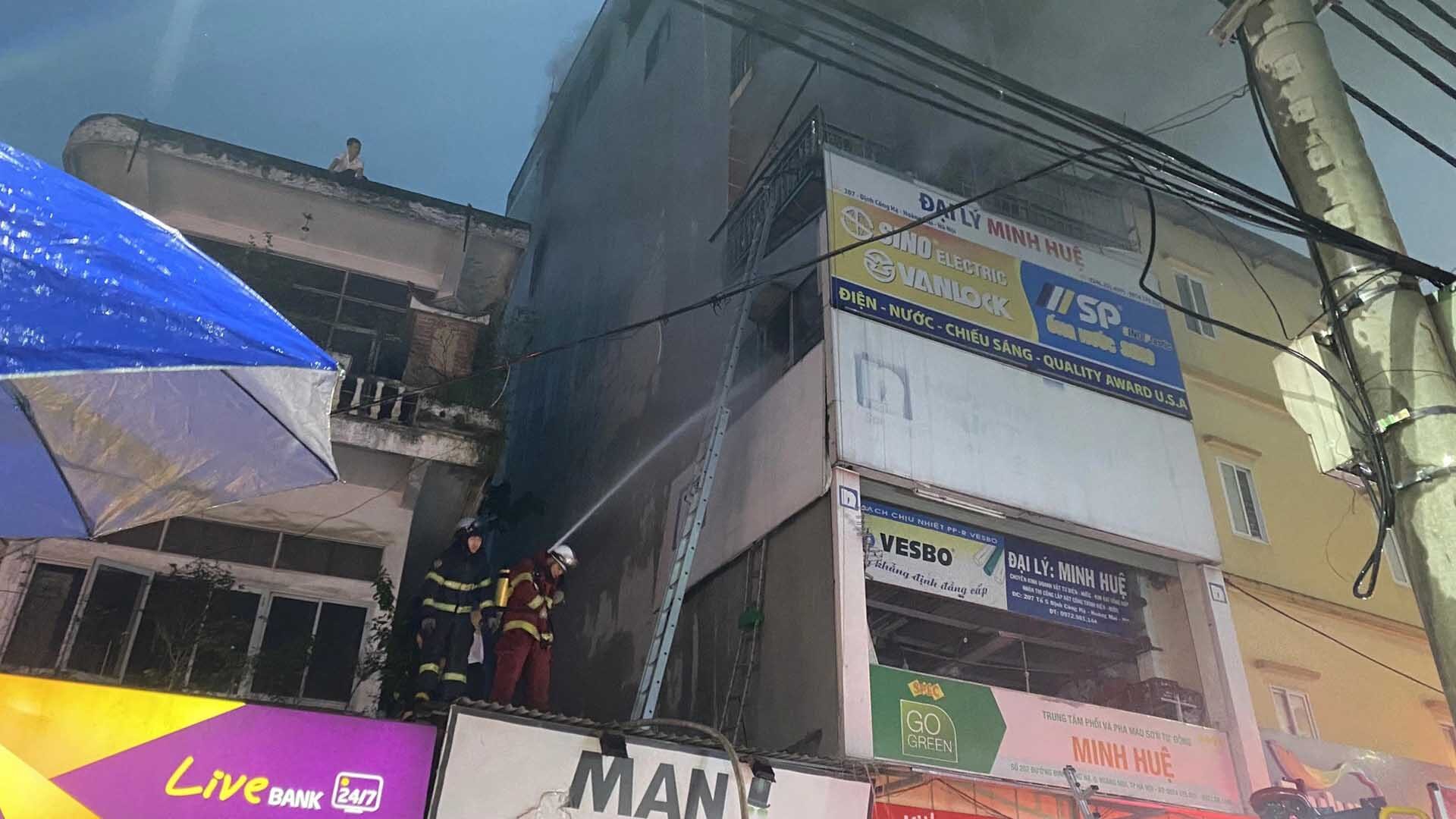 ไฟไหม้ตึกสูง 6 ชั้นในกรุงฮานอย สลดเด็กสังเวย 3 ศพ-หลายคนกระโดดหนีตาย