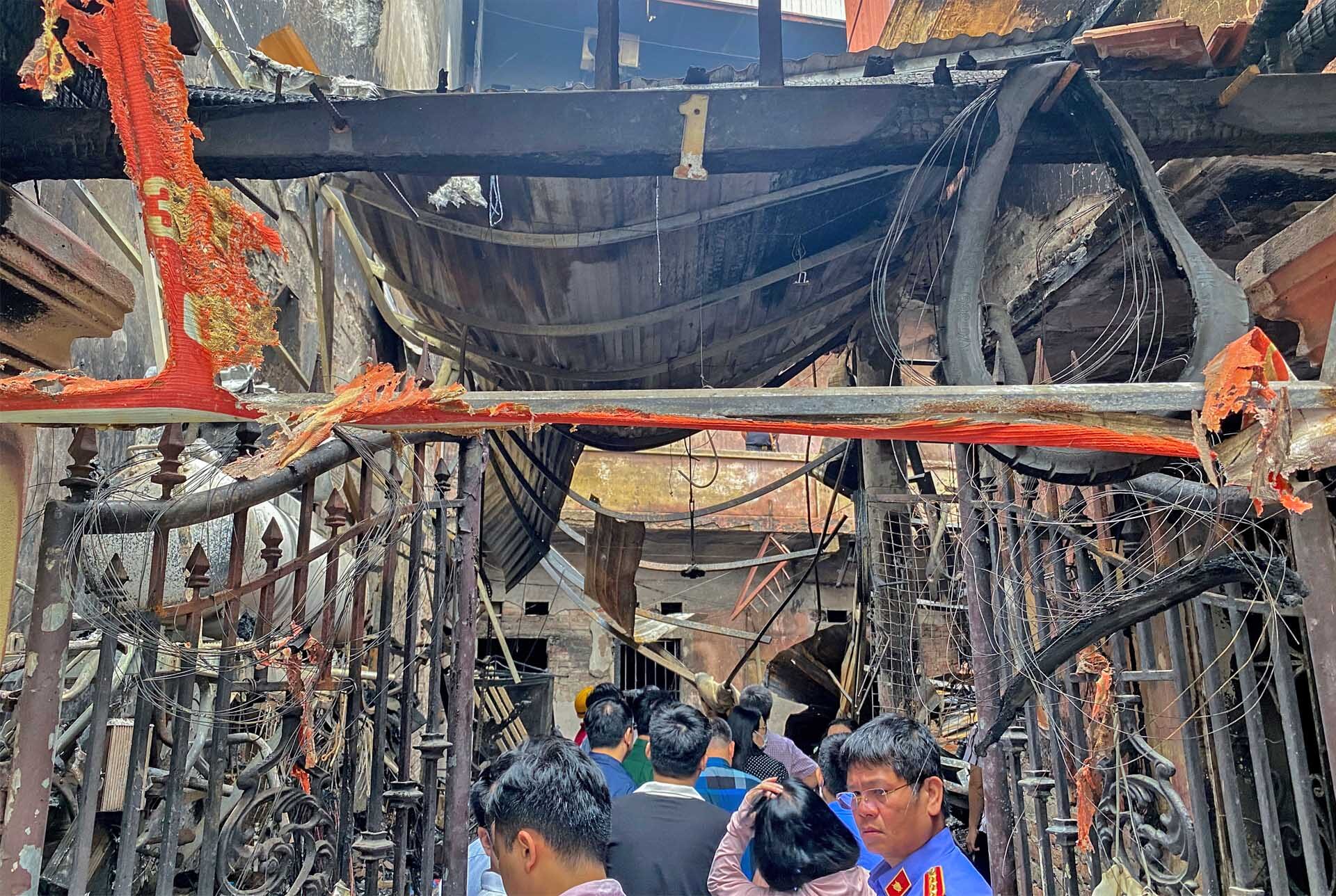 ไฟไหม้ตึกสูง 6 ชั้นในกรุงฮานอย สลดเด็กสังเวย 3 ศพ-หลายคนกระโดดหนีตาย