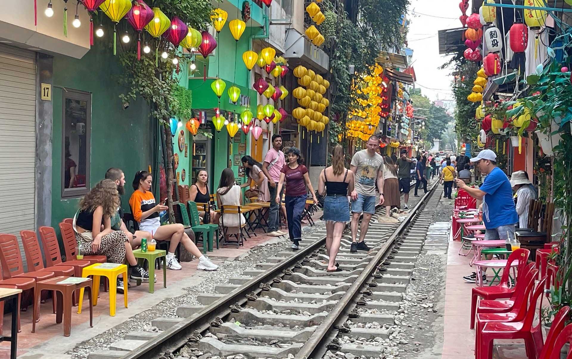 เวียดนามปรับเจ้าของคาเฟ่! ปล่อยนักท่องเที่ยว “ถ่ายรูปบนรางรถไฟ” หวิดถูกชนดับ
