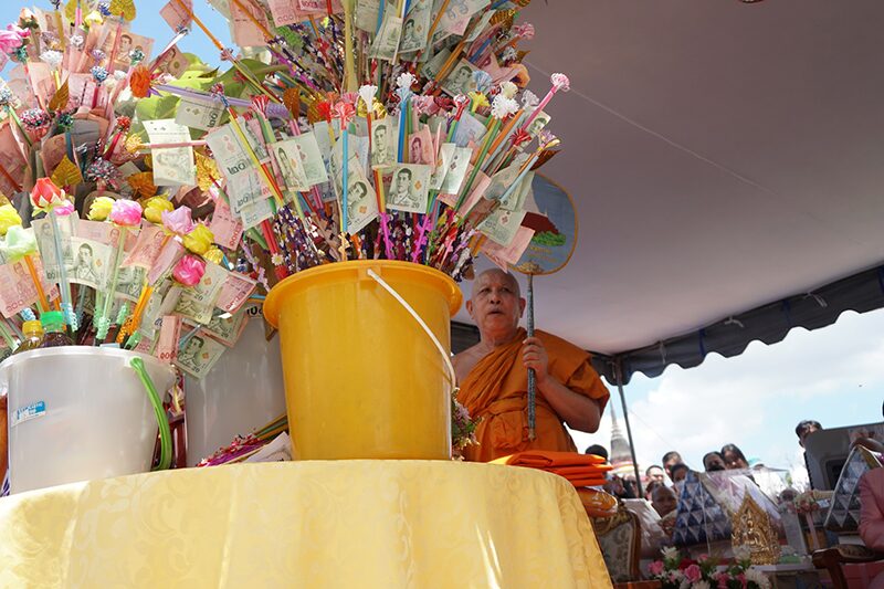 เบลล่า ปิดทองเต็มองค์สมเด็จพระนางพญาองค์ใหญ่หนัก 8 ตัน เปิดยอดเงินผ้าป่า