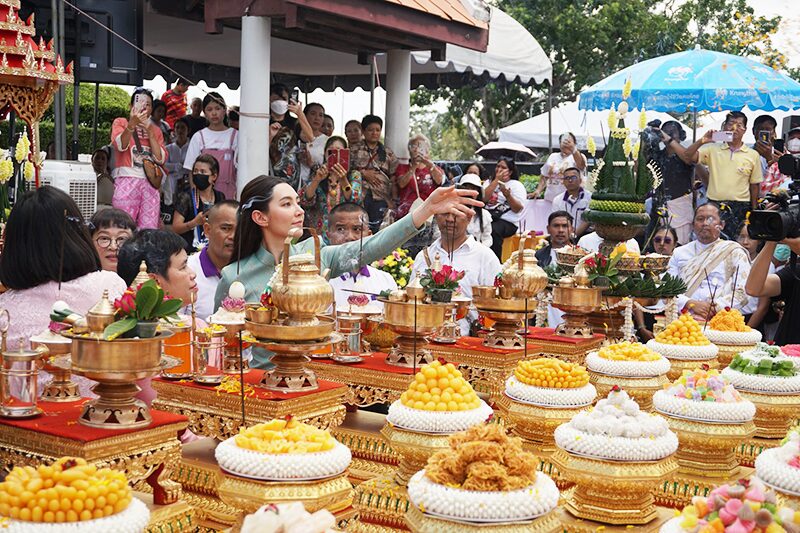 เบลล่า ปิดทองเต็มองค์สมเด็จพระนางพญาองค์ใหญ่หนัก 8 ตัน เปิดยอดเงินผ้าป่า