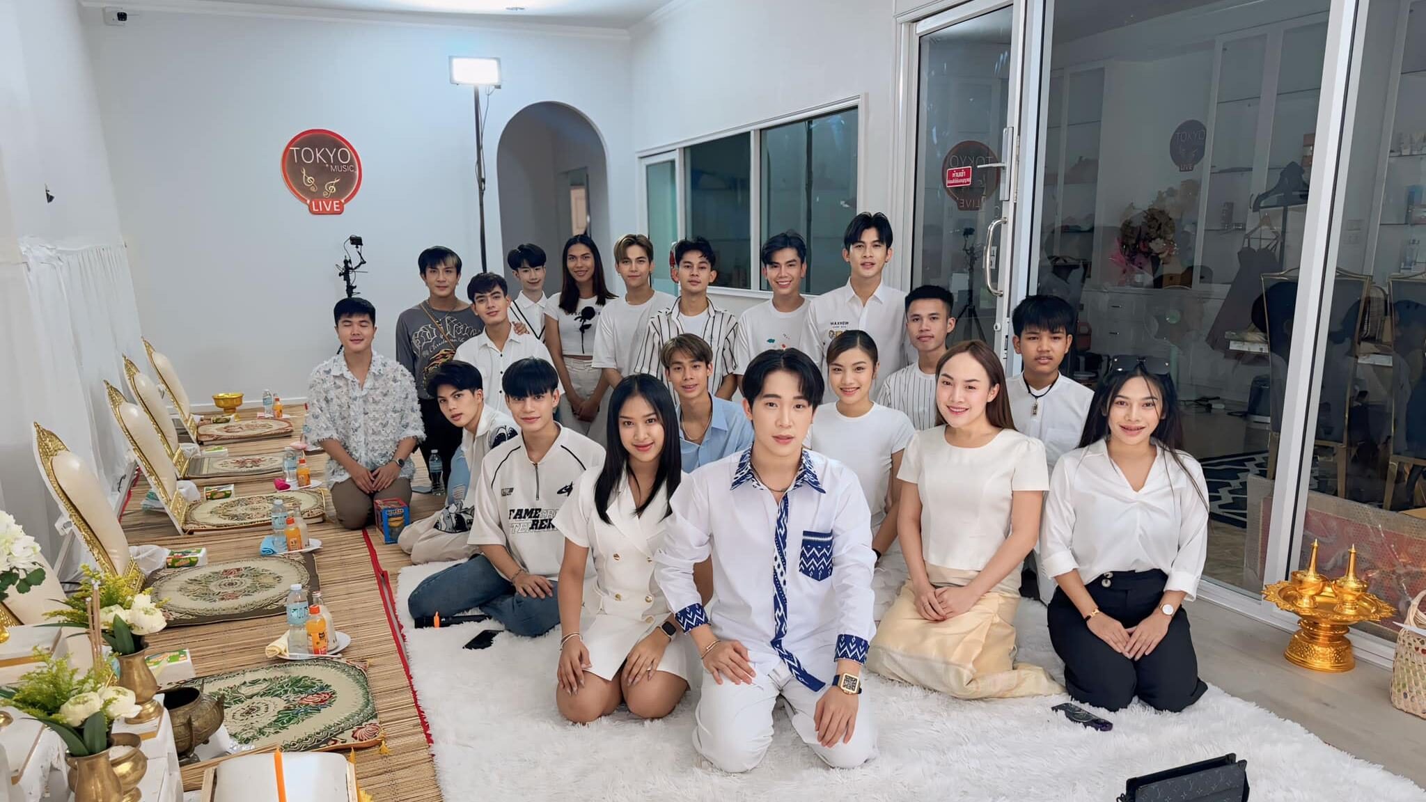 ซึ่งได้โพสต์อวยพรวันเกิดให้กับตัวเอง พร้อมทำบุญร่วมกับคนในวง หลังจากที่ก่อนหน้านี้ผ่านเรื่องราวมรสุมชีวิตเรียกว่าหนักหนาพอสมควร โดยอวยพรตัวเองว่า