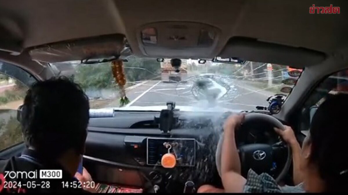 .เกือบตาย! รถตู้ทึบขับสวนรถพ่วง เหยียบหินกระเด็นใส่กระจก เกือบทะลุ.
