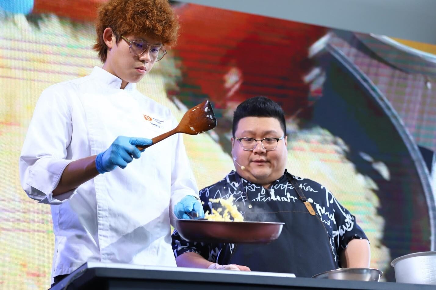 เชฟเป้ กุ๊กขี้เมา กำกับผู้ช่วยเชฟคุกกิ้งข้าวผัดไข่ซอสไข่ขาว เชฟเป้ กุ๊กขี้เมา กำกับผู้ช่วยเชฟคุกกิ้งข้าวผัดไข่ซอสไข่ขาว