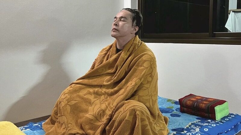 พระจอนนี่ ลังเล