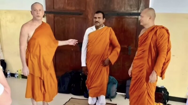 พระจอนนี่ ลังเล