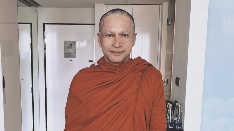 พระจอนนี่ ลังเล