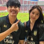 นิกกี้ ควง เปียโน เชียร์บอลไทย อวดโมเมนต์มุ้งมิ้งชิดขอบสนาม