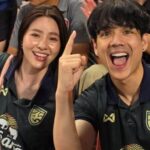 นิกกี้ ควง เปียโน เชียร์บอลไทย อวดโมเมนต์มุ้งมิ้งชิดขอบสนาม