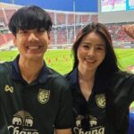 นิกกี้ ควง เปียโน เชียร์บอลไทย อวดโมเมนต์มุ้งมิ้งชิดขอบสนาม