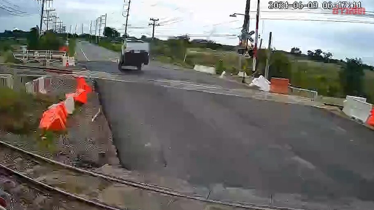 .เบา-หยุด-ผ่าน รฟท.เตือนขับรถผ่านจุดตัดทางรถไฟ แนะหยุดก่อนข้าม.