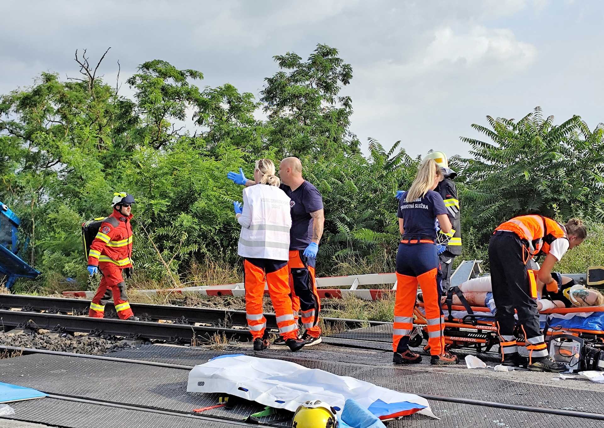 รถไฟโดยสารยูโรซิตี้ชนแรง “รถบัสขาดสองท่อน” เสียชีวิตแล้ว 6 ราย-เร่งหาสาเหตุ