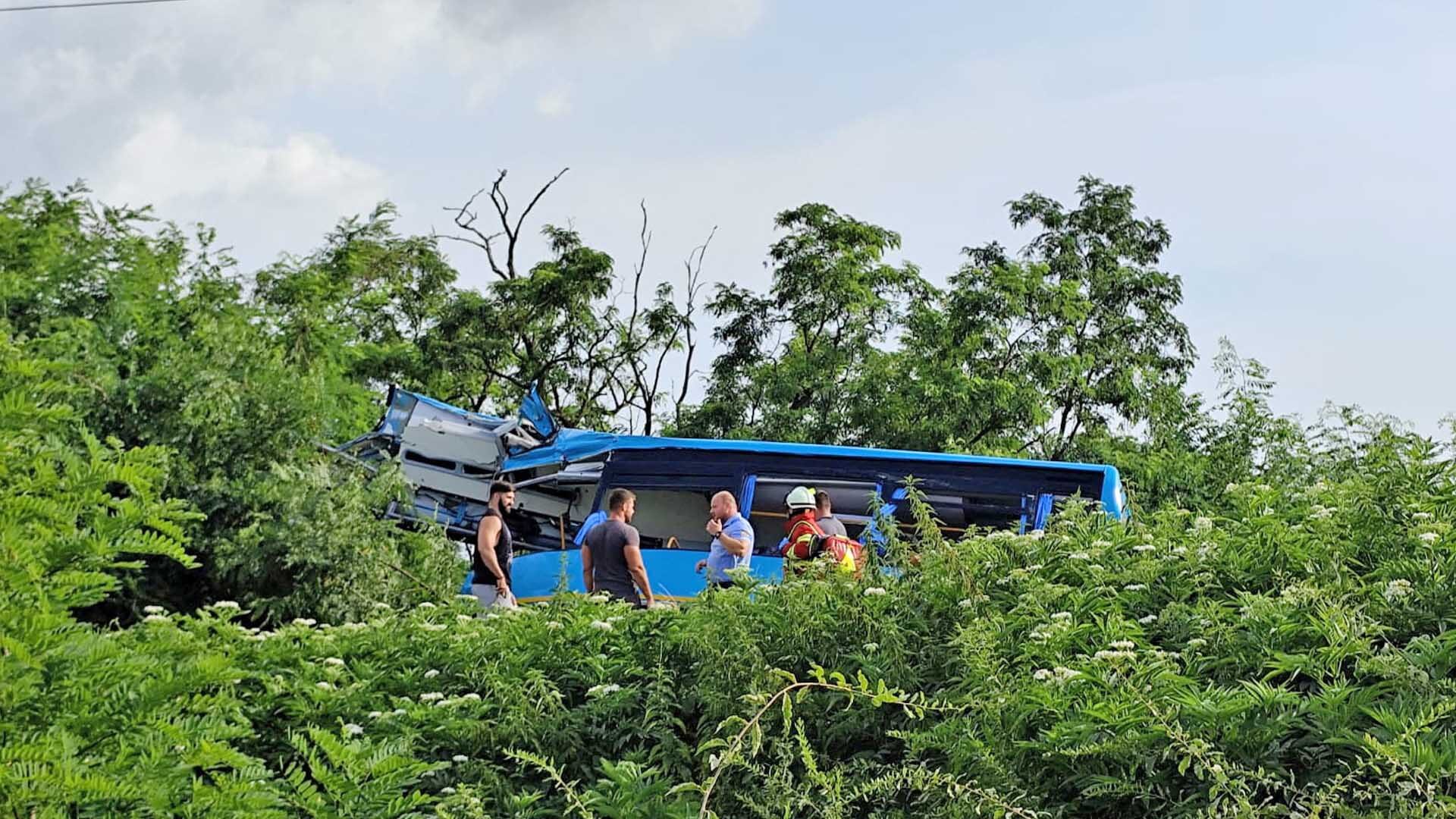 รถไฟโดยสารยูโรซิตี้ชนแรง “รถบัสขาดสองท่อน” เสียชีวิตแล้ว 6 ราย-เร่งหาสาเหตุ