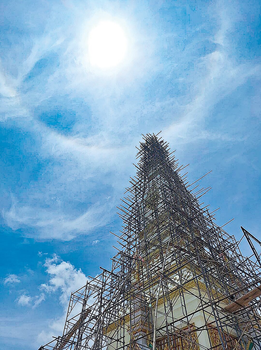 ข่าวสดพระเครื่อง - ยกยอดฉัตรพระธาตุแสงนคร อัศจรรย์พระอาทิตย์ทรงกลด
