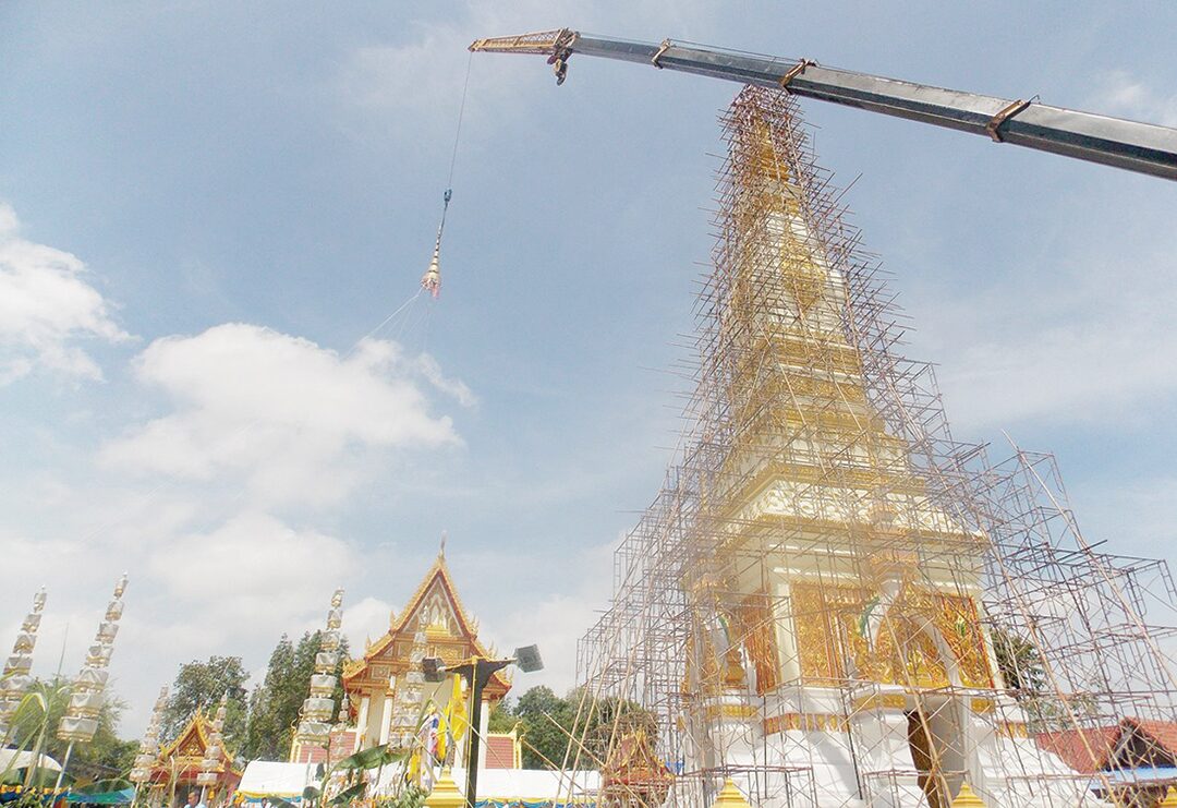 ข่าวสดพระเครื่อง - ยกยอดฉัตรพระธาตุแสงนคร อัศจรรย์พระอาทิตย์ทรงกลด