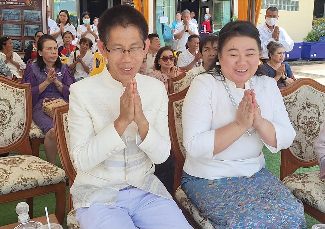 ข่าวสดพระเครื่อง - ยกยอดฉัตรพระธาตุแสงนคร อัศจรรย์พระอาทิตย์ทรงกลด
