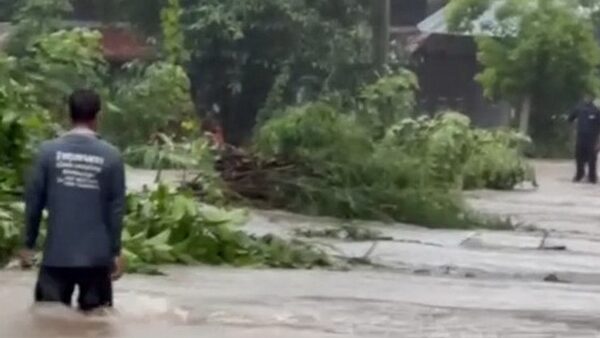 ฝนถล่ม อุบลราชธานี ทั้งคืน น้ำป่าหลากท่วมหลายหมู่บ้าน ดีนโคลนซัด เสียหายกว่า 100 หลังคาเรือน ข้าวของเครื่องใช้ลอยสูญหาย