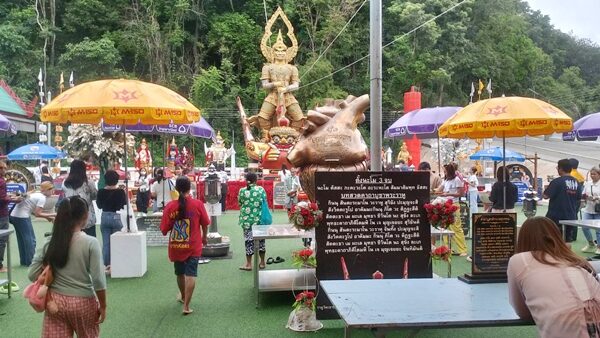 รถกว่า 1,000 คัน จอดแน่นทั้ง 2 ลาน ประชาชนแห่กราบไหว้ขอพร ท้าวเวสสุวรรณ วัดดังชลบุรี หลังให้โชคถูกรางวัลที่ 1 จำนวน 9 ราย