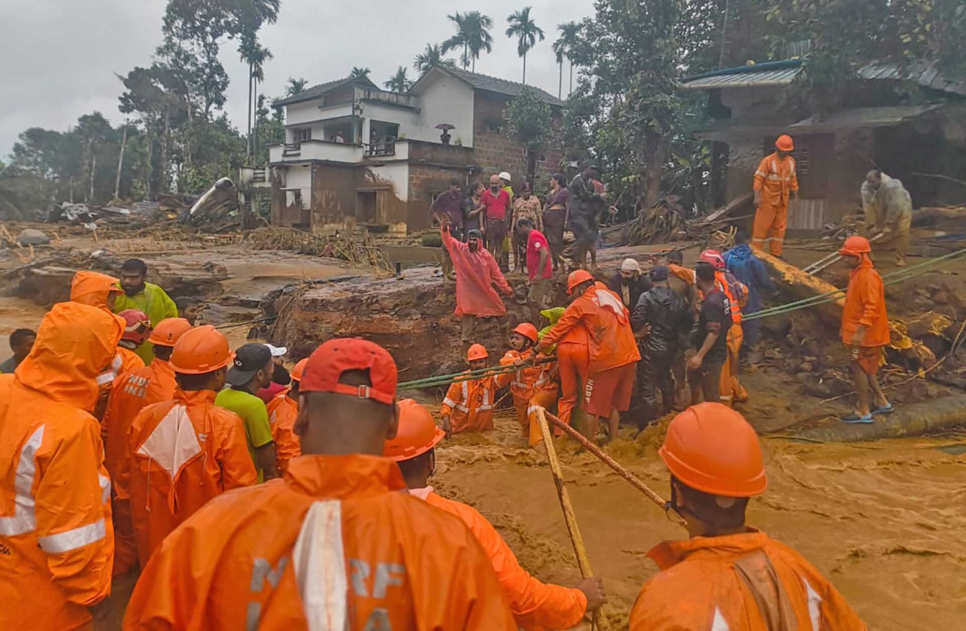 ฝนกระหน่ำ-ดินถล่ม! อินเดียดับพุ่ง 40 ศพ-เร่งหาเหยื่อติดใต้ซากปรักหักพัง