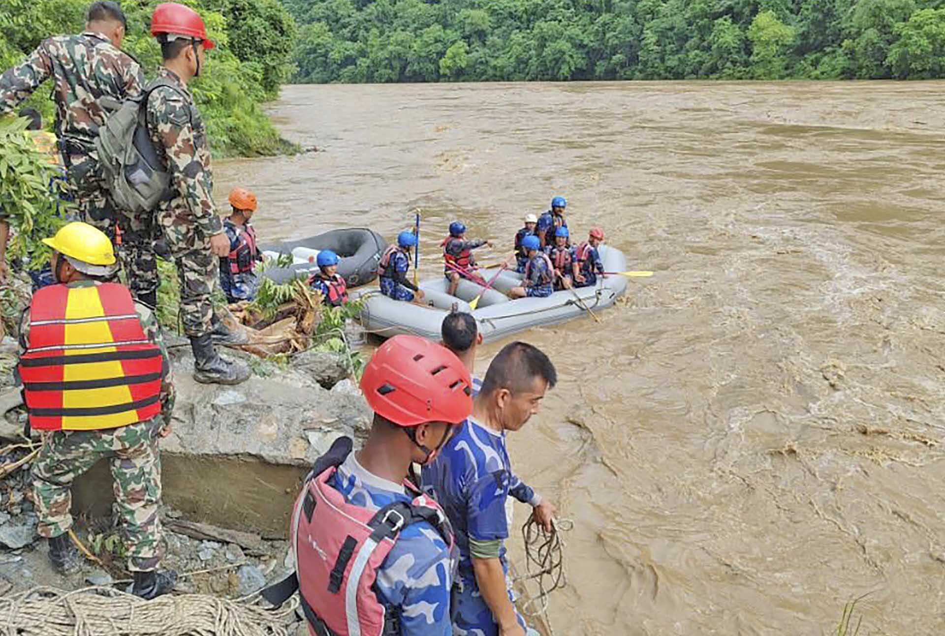 เร่งหาผู้สูญหาย 63 คน! หลัง “ดินโคลนถล่ม” ซัดรถบัส 2 คันร่วงตกแม่น้ำในเนปาล