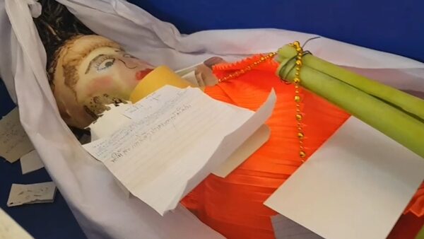 ชาวบ้าน 300 คน รวมพิธีฌาปนกิจศพ ยายกล้วย รวยทรัพย์ อายุ 109 ปี ส่องหวยเด็ด เลขฝาโลง ได้เน้น ๆ 3 ตัว เผยที่มาพิธีโบราณ หลังสร้างเมรุใหม่เสร็จ