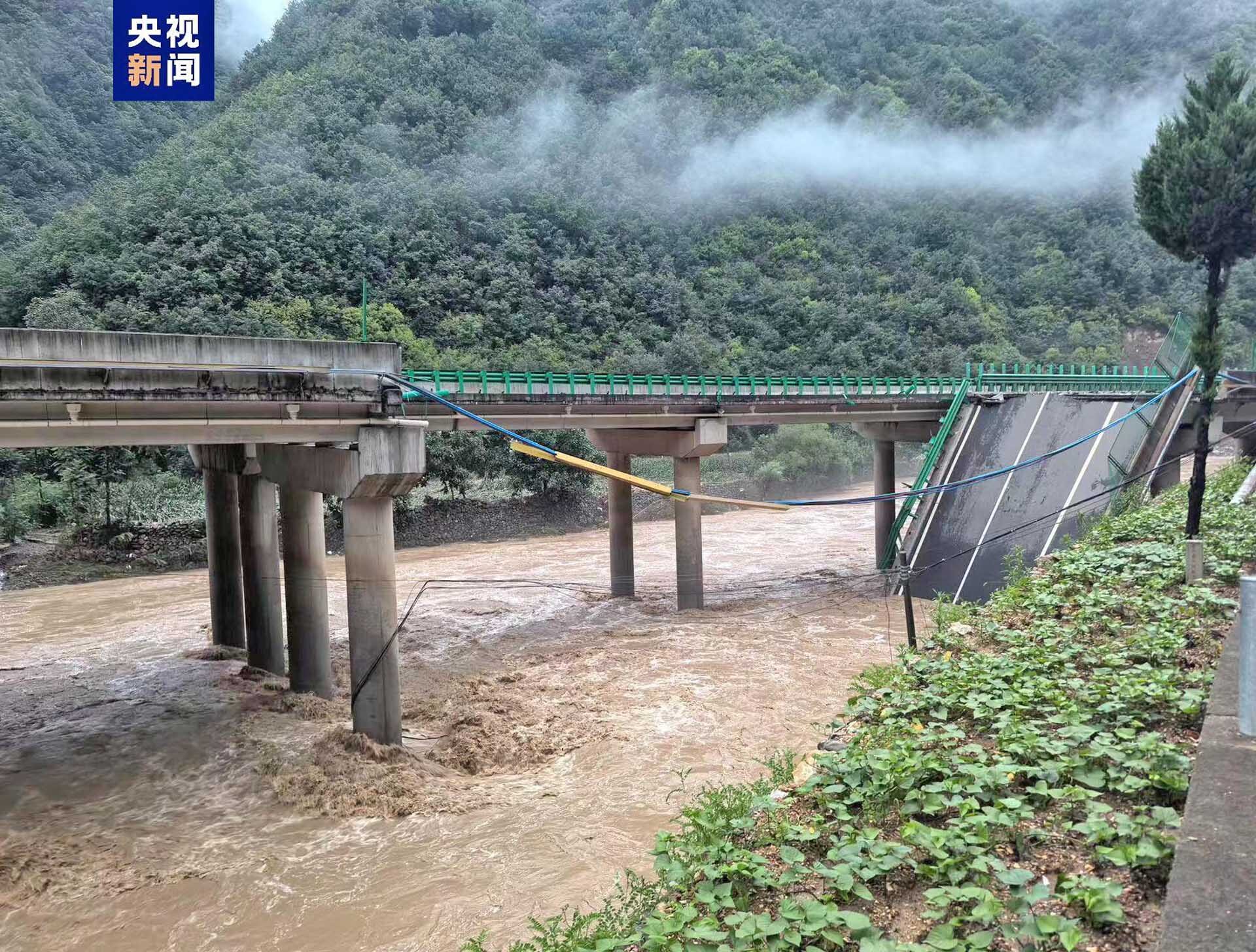 สะพาน “พังถล่ม” ในส่านซีหลังฝนตกหนักต่อเนื่อง รถร่วงแม่น้ำ-พบแล้ว 11 ศพ