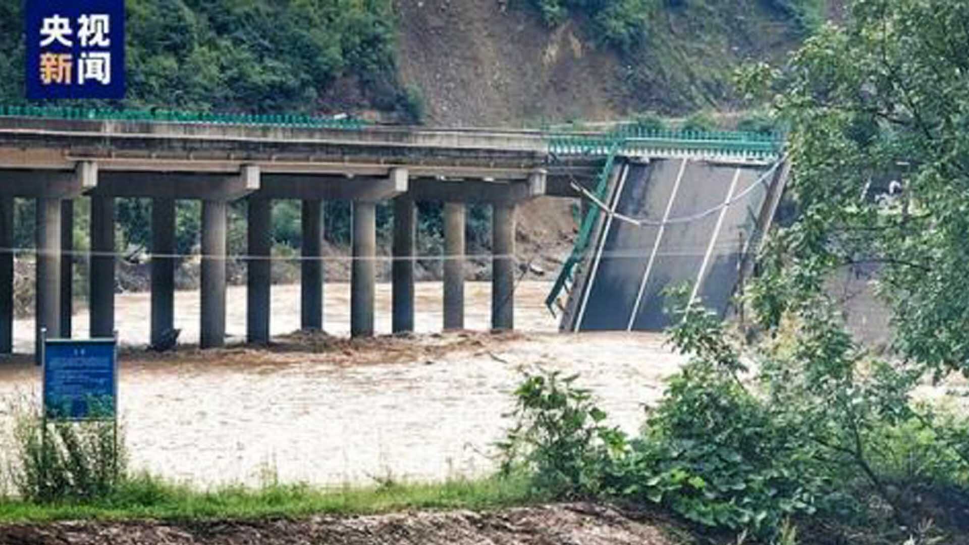 สะพาน “พังถล่ม” ในส่านซีหลังฝนตกหนักต่อเนื่อง รถร่วงแม่น้ำ-พบแล้ว 11 ศพ
