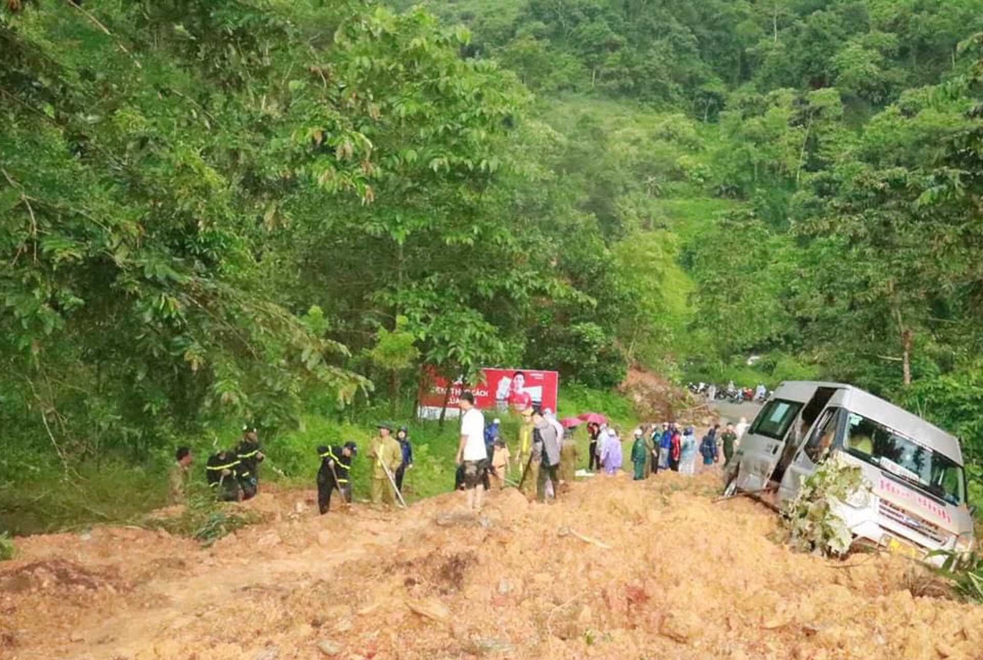 ดินโคลนถล่ม “ทับรถตู้” เวียดนามสลดพบแล้ว 11 ศพ เร่งค้นหาสูญหายอีก 2 คน