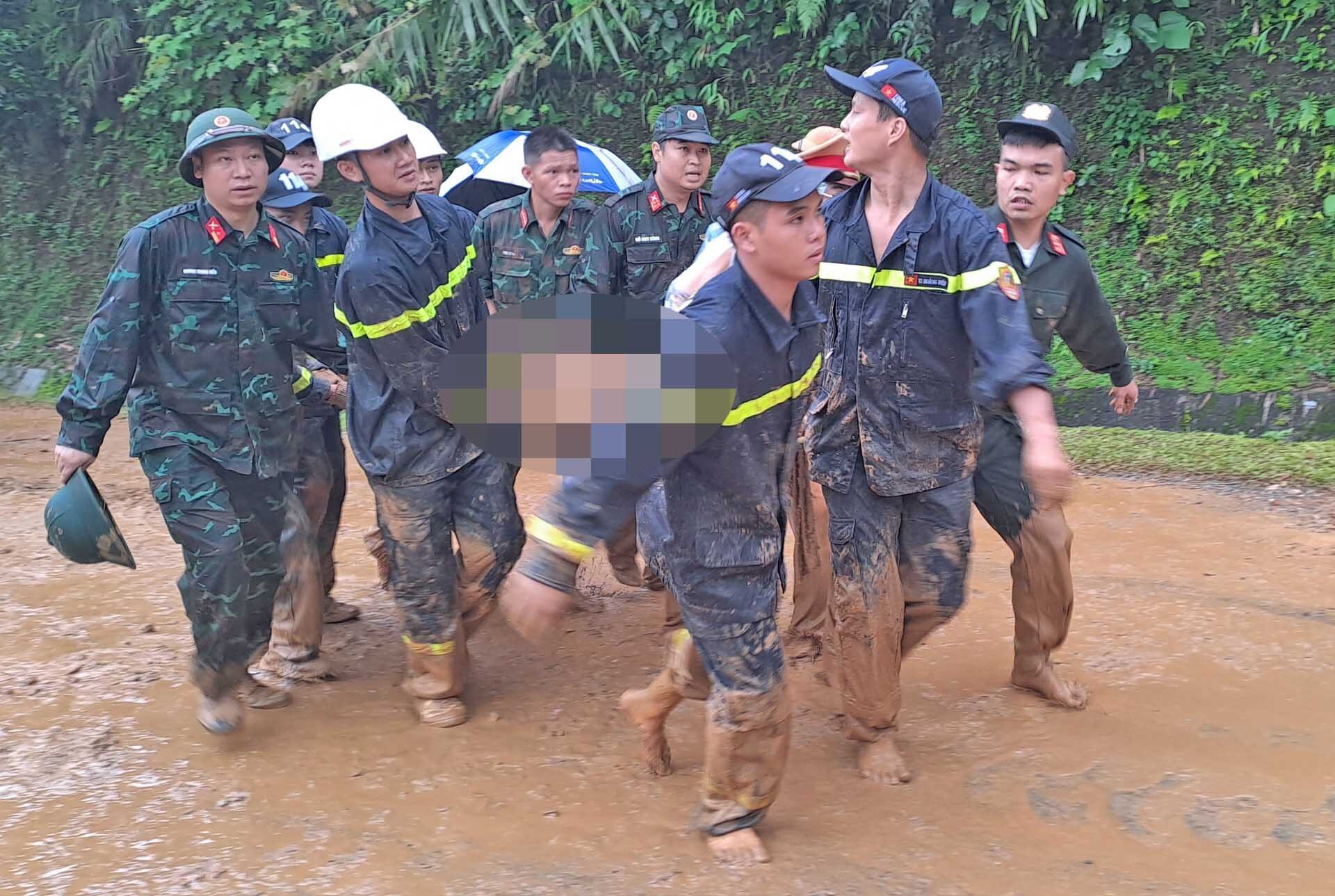 ดินโคลนถล่ม “ทับรถตู้” เวียดนามสลดพบแล้ว 11 ศพ เร่งค้นหาสูญหายอีก 2 คน