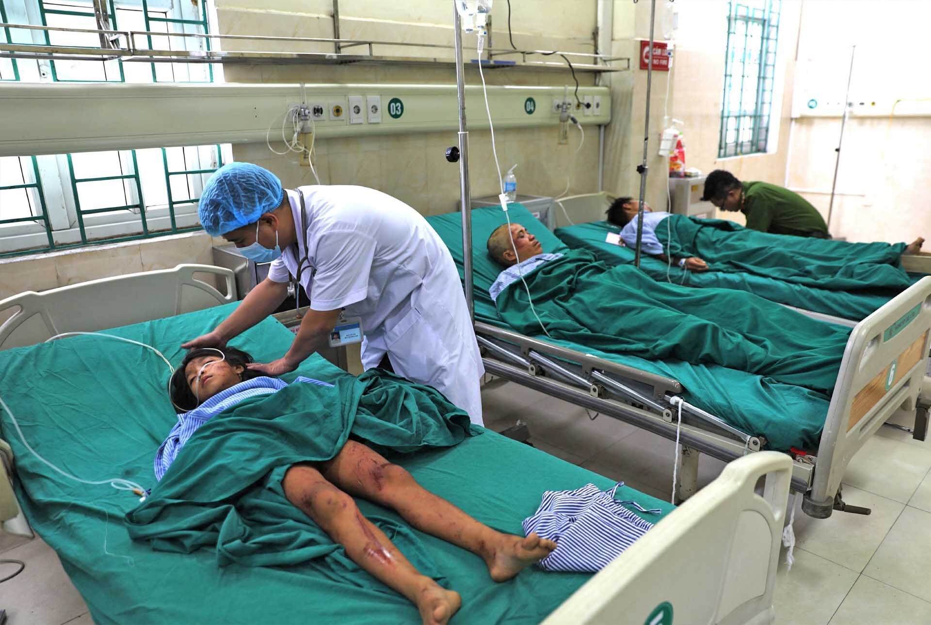 ดินโคลนถล่ม “ทับรถตู้” เวียดนามสลดพบแล้ว 11 ศพ เร่งค้นหาสูญหายอีก 2 คน