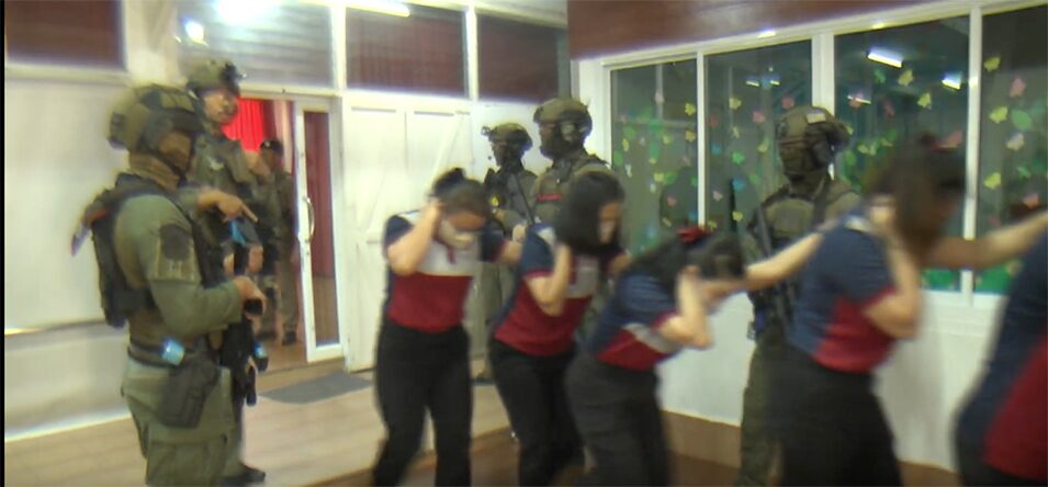 ซ้อมแผนเผชิญเหตุ เด็กอนุบาลร้องไห้จ้า หลังเจ้าหน้าที่อาวุธครบ เสียงเอฟเฟกซ์สนั่น
