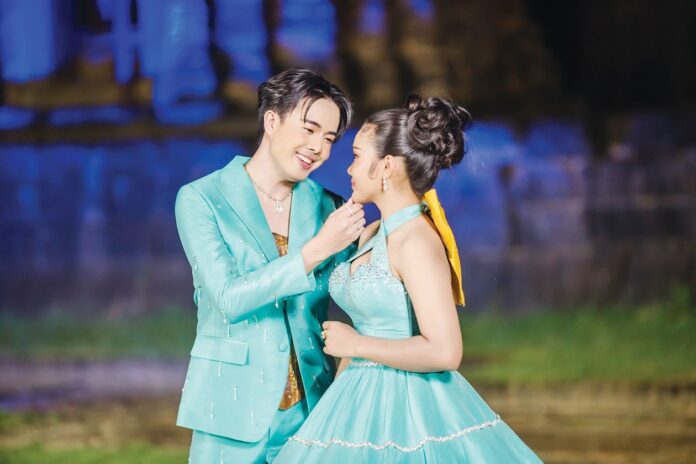 จับกระแสลูกทุ่ง