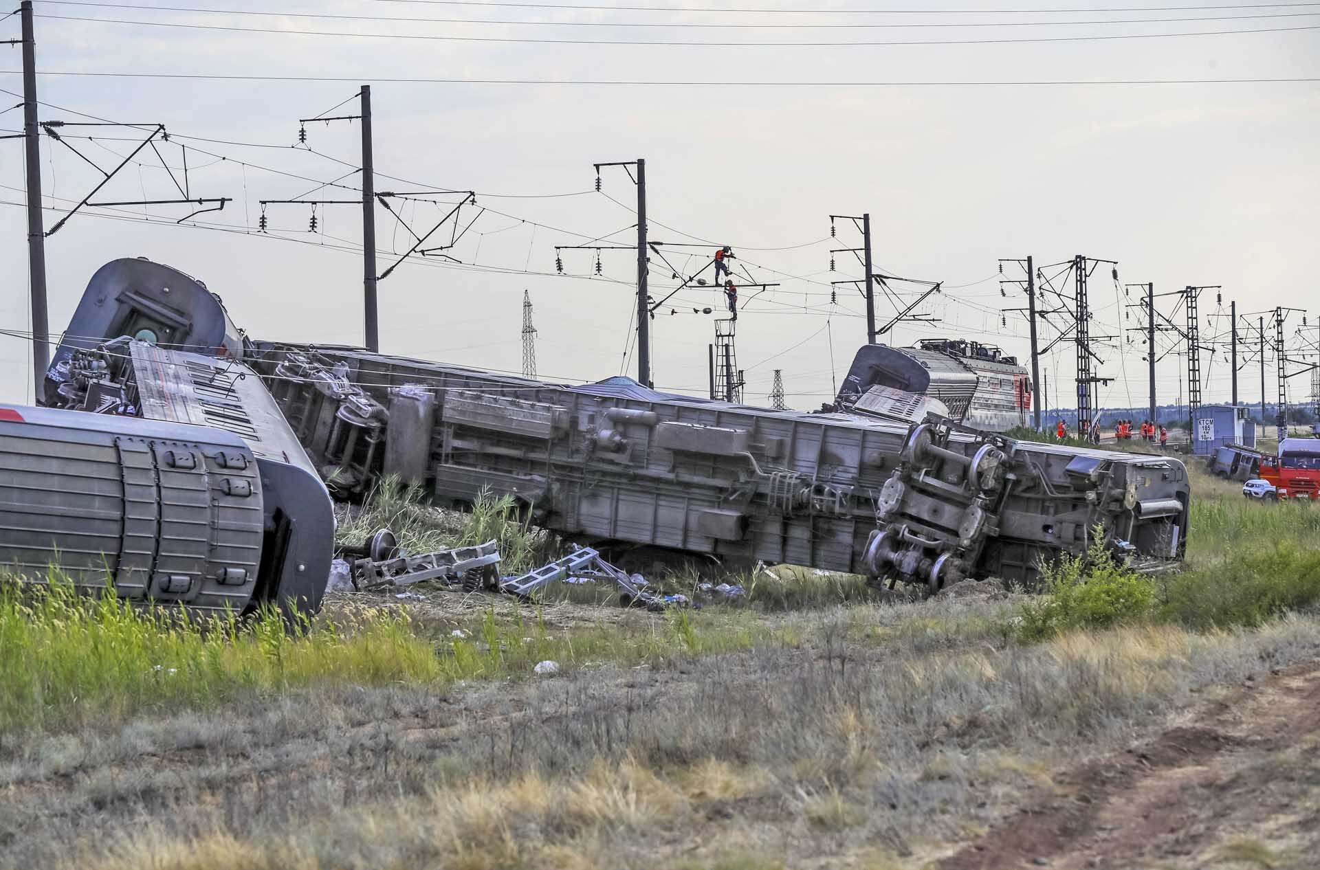 รถไฟรัสเซียชนรถบรรทุก! 9 ตู้ไถลตกราง 7 ตู้พลิกคว่ำ บาดเจ็บกว่าร้อยคน