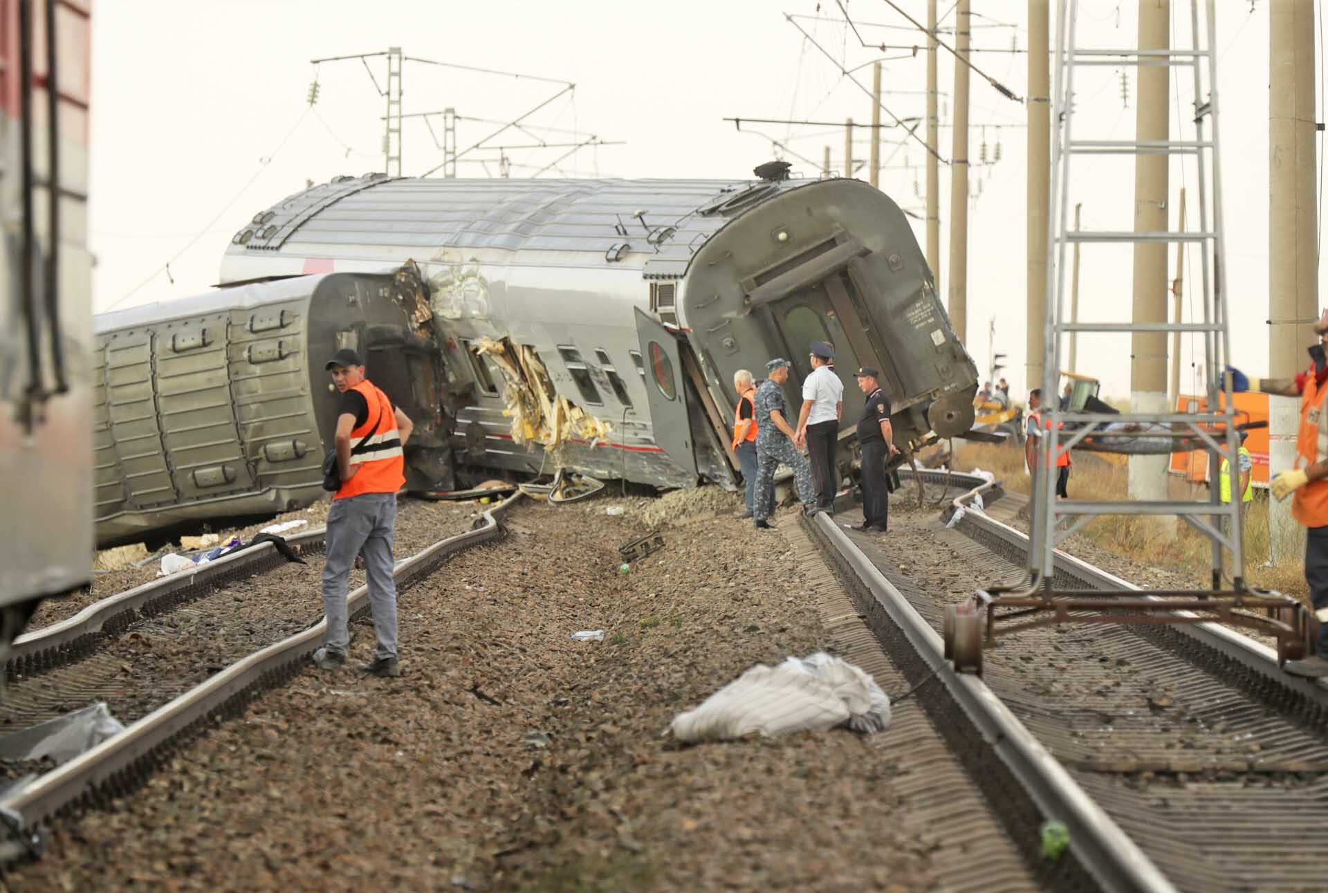 รถไฟรัสเซียชนรถบรรทุก! 9 ตู้ไถลตกราง 7 ตู้พลิกคว่ำ บาดเจ็บกว่าร้อยคน