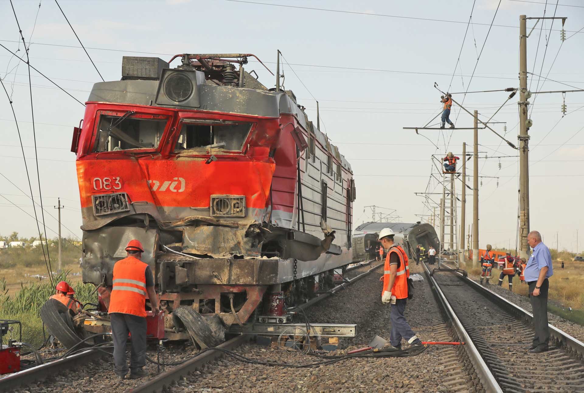 รถไฟรัสเซียชนรถบรรทุก! 9 ตู้ไถลตกราง 7 ตู้พลิกคว่ำ บาดเจ็บกว่าร้อยคน