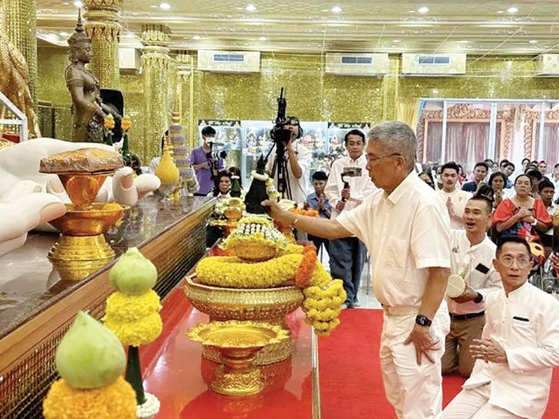 สดหน้าพระ - เปลี่ยนผ้าครองหลวงพ่อพูล แห่ร่วมพิธีแน่น‘วัดไผ่ล้อม’