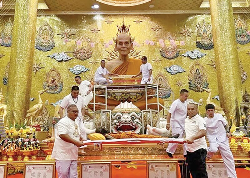 สดหน้าพระ - เปลี่ยนผ้าครองหลวงพ่อพูล แห่ร่วมพิธีแน่น‘วัดไผ่ล้อม’