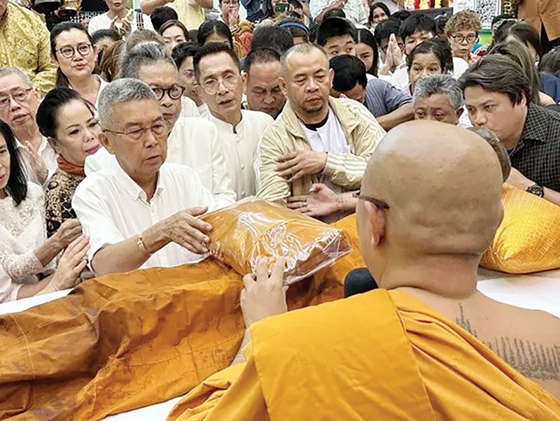 สดหน้าพระ - เปลี่ยนผ้าครองหลวงพ่อพูล แห่ร่วมพิธีแน่น‘วัดไผ่ล้อม’