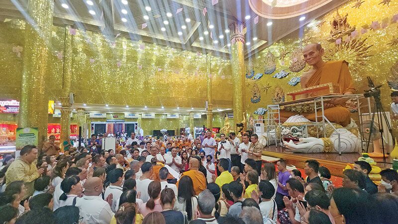 สดหน้าพระ - เปลี่ยนผ้าครองหลวงพ่อพูล แห่ร่วมพิธีแน่น‘วัดไผ่ล้อม’